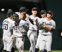 　勝利後、笑顔でタッチを交わす井坪（右）ら（撮影・西田忠信）
