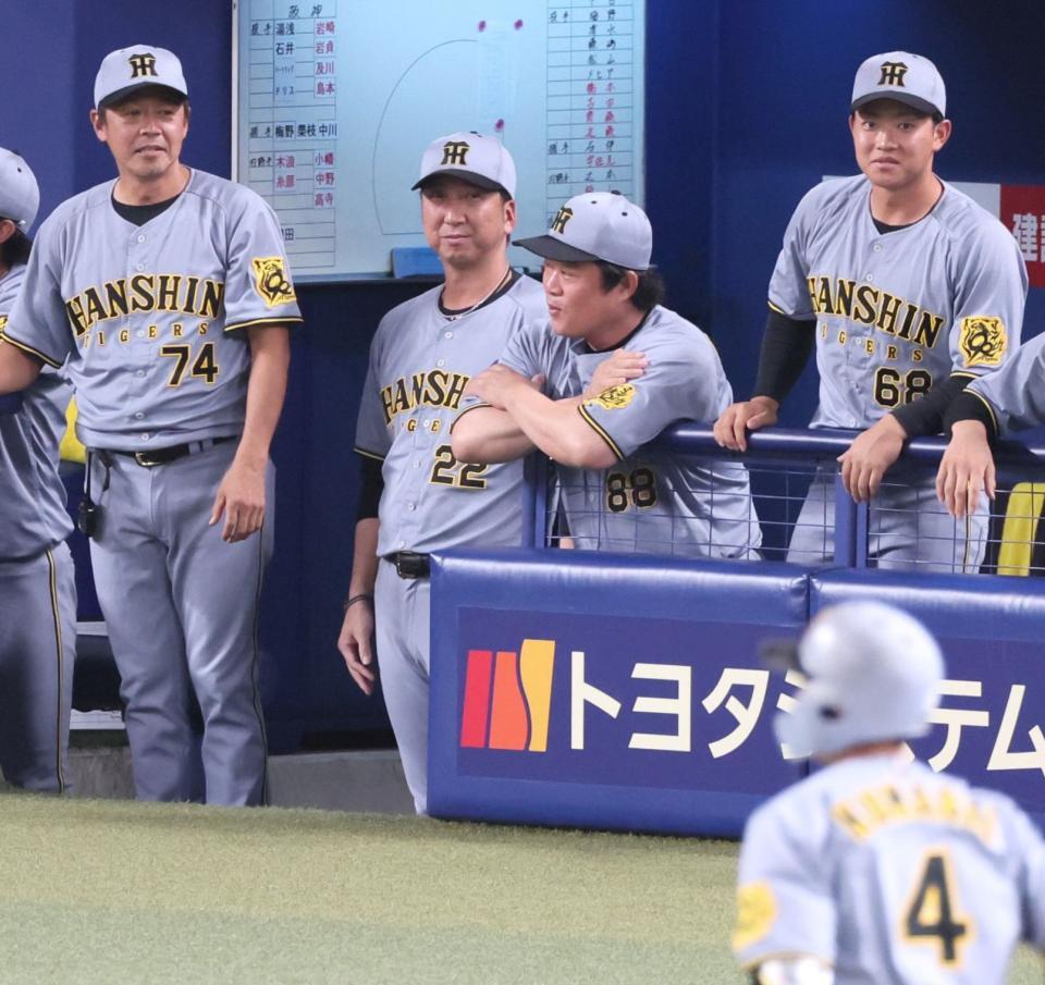 　３回、２ランを放った熊谷（４）に優しくほほ笑む藤川監督（中央左）＝撮影・立川洋一郎