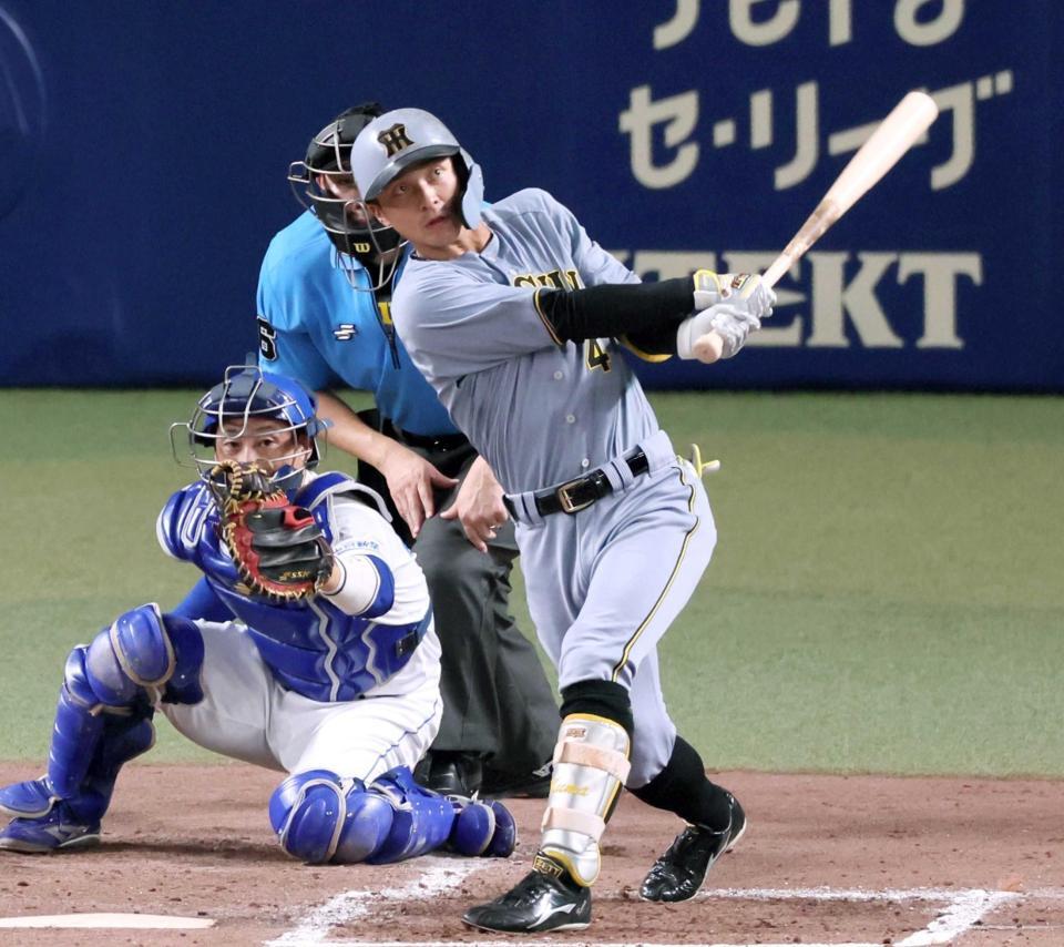 　３回、プロ１号となる２ランを放つ熊谷（撮影・立川洋一郎）