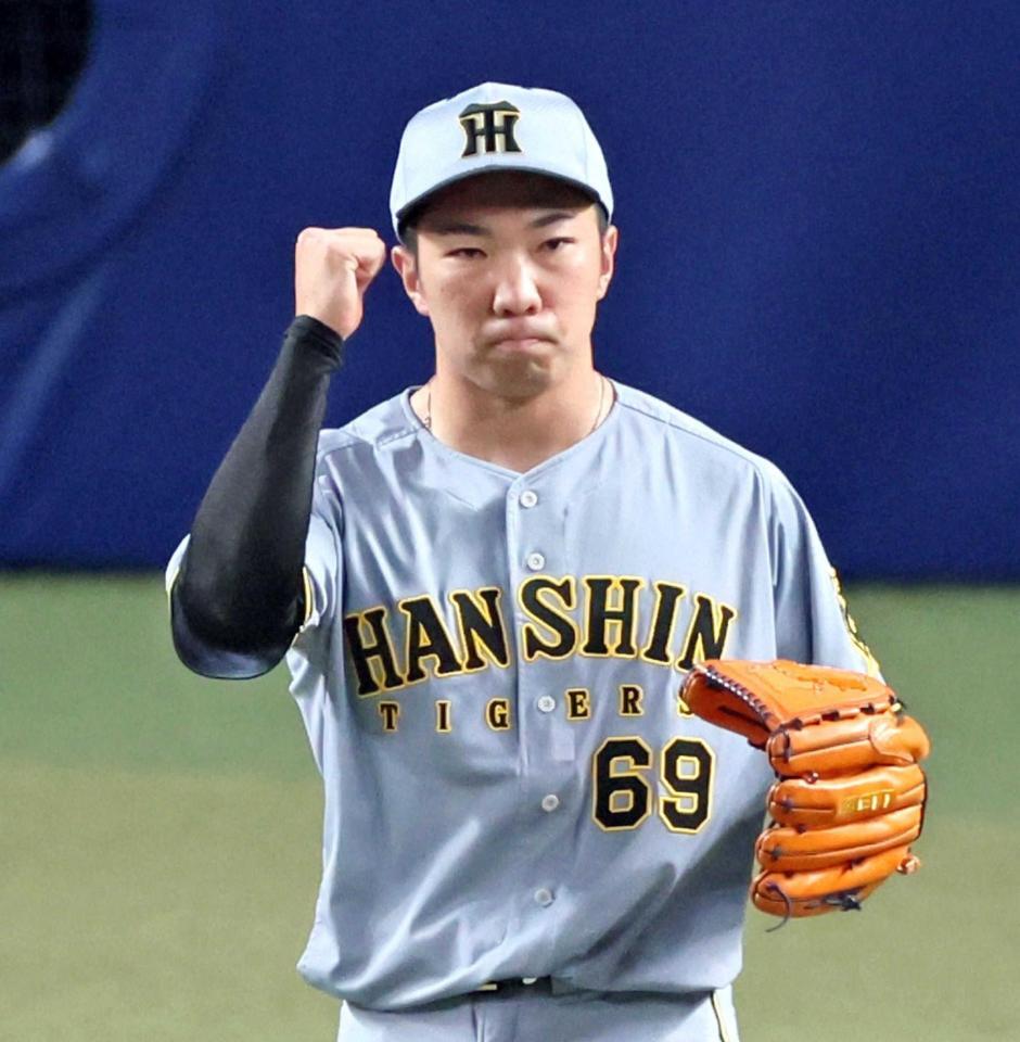 　９回、最後を締め、拳を握る石井（撮影・立川洋一郎）