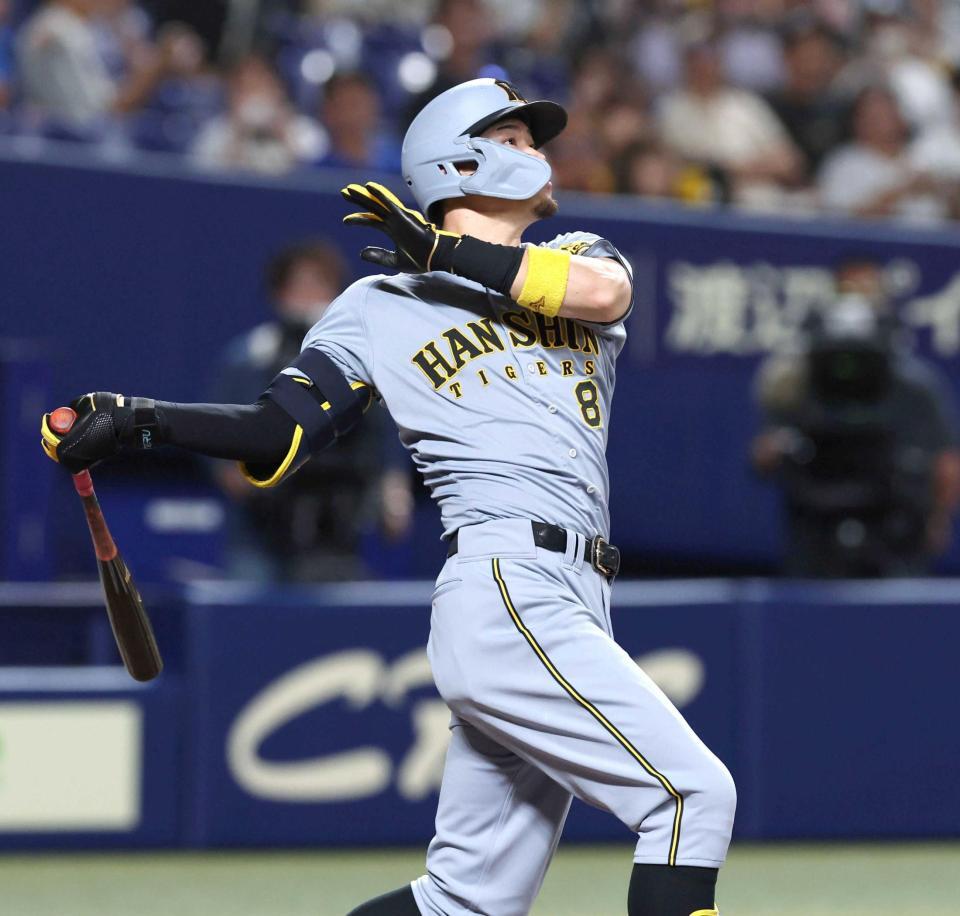 　３回、先制２ランを放つ佐藤輝（撮影・北村雅宏）