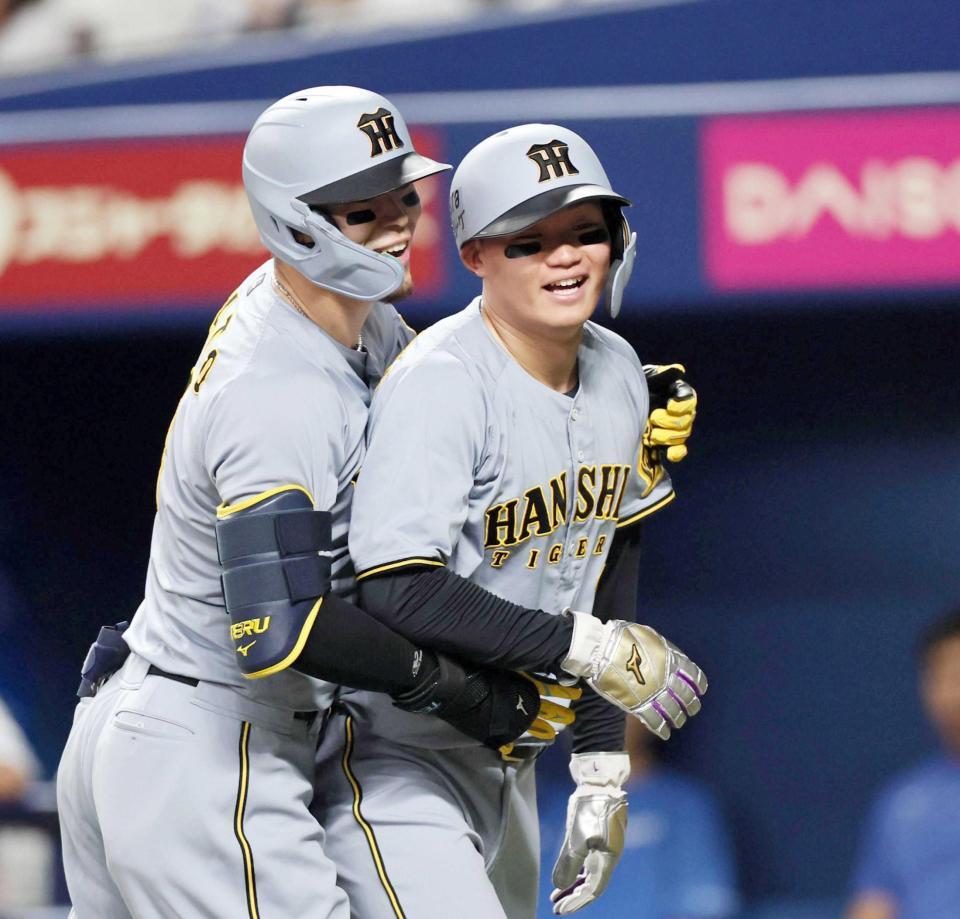 　３回、２ランを放った佐藤輝（左）は森下と喜び合う（撮影・田中太一）