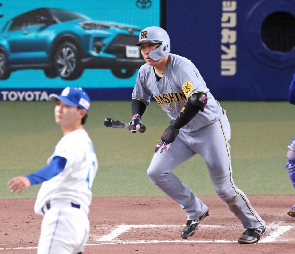 ７回、右犠飛を放ち追加点を挙げる大山（撮影・立川洋一郎）