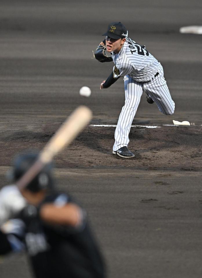 １回、柳田（手前）に投じる富田（撮影・西田忠信）