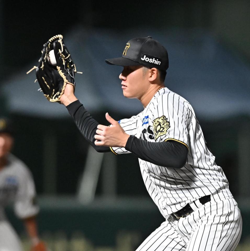 ５回、広瀬の打球を捕る富田（撮影・西田忠信）