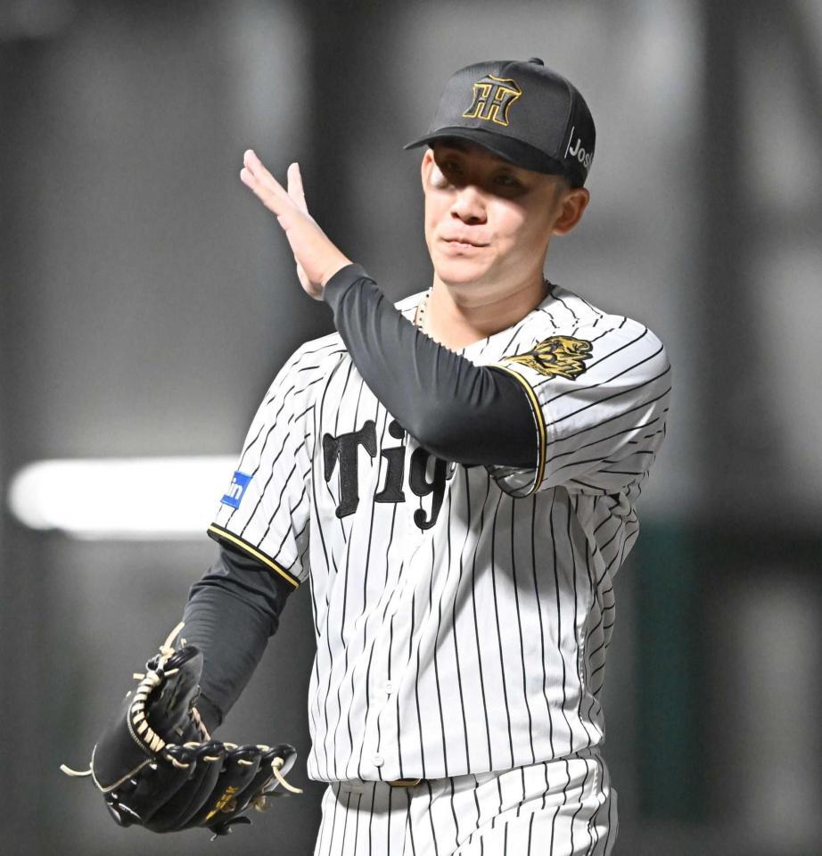 　５回、中沢を併殺に仕留めた富田（撮影・西田忠信）