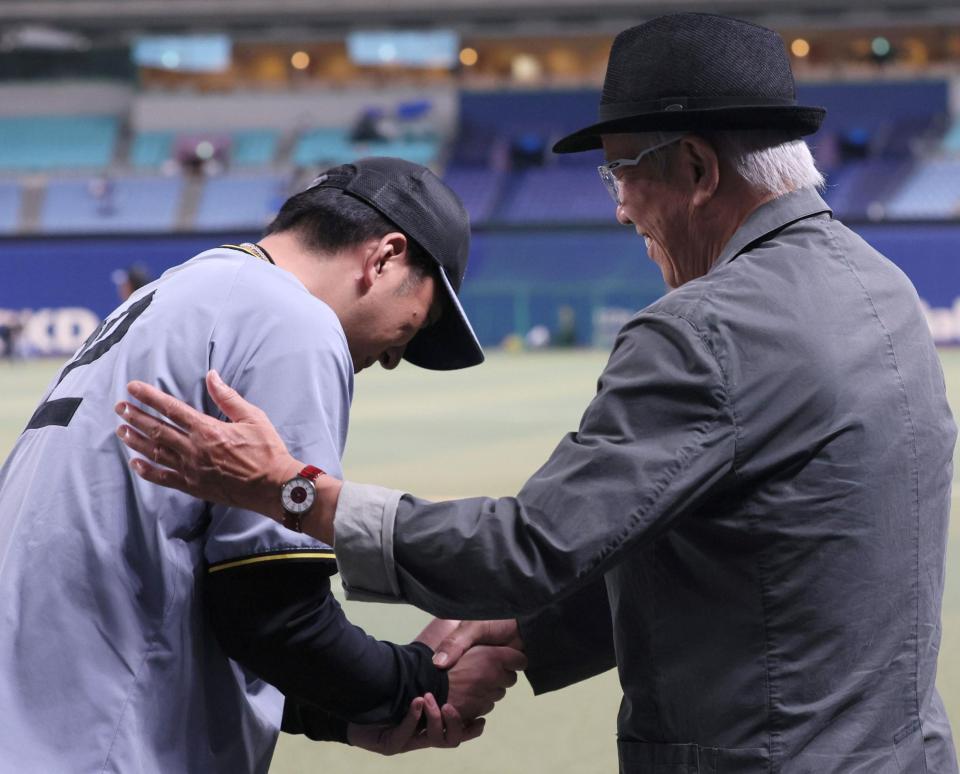 　試合前、谷沢健一氏と握手を交わす藤川監督（左）＝撮影・北村雅宏