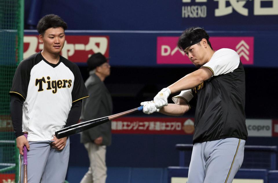 　打撃練習を待つ佐藤輝と森下（撮影・田中太一）