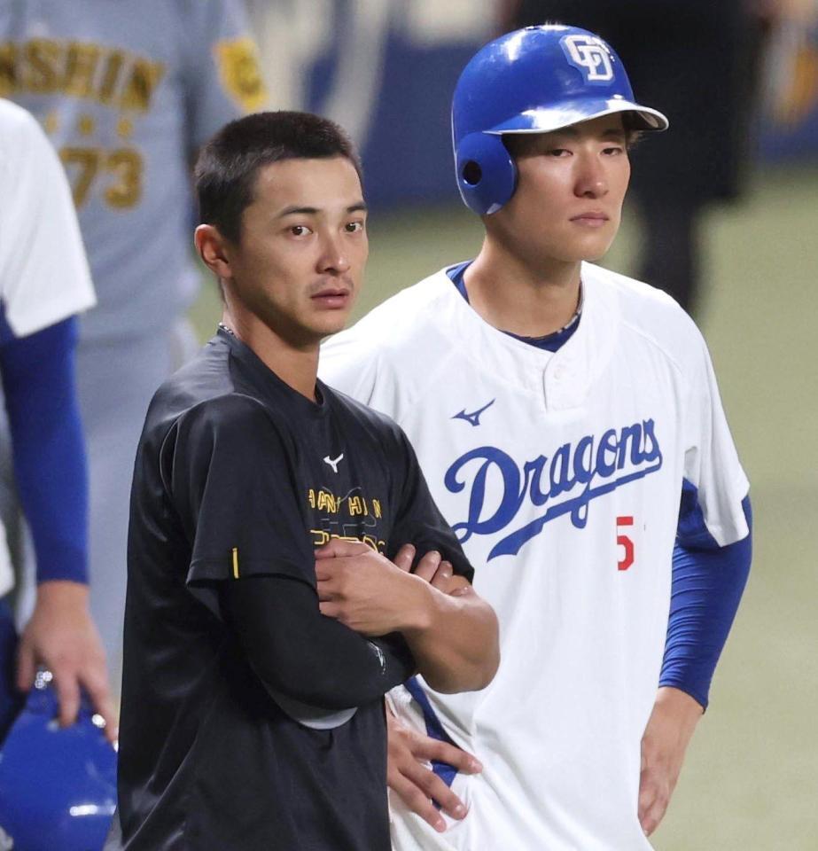 　練習中に上林と談笑する熊谷（左）＝撮影・北村雅宏