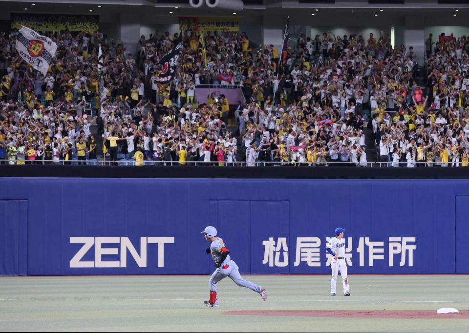 　３回、先制ソロを放ち、ダイヤモンドを回る中川（撮影・北村雅宏）