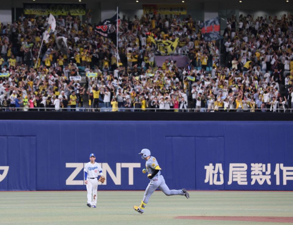 　６回、ソロを放ち、ダイヤモンドを回る森下（撮影・北村雅宏）