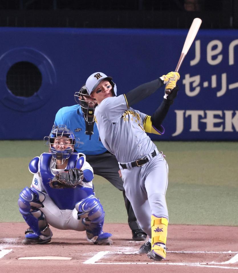 　６回、左翼スタンドへソロを放つ森下（撮影・立川洋一郎）