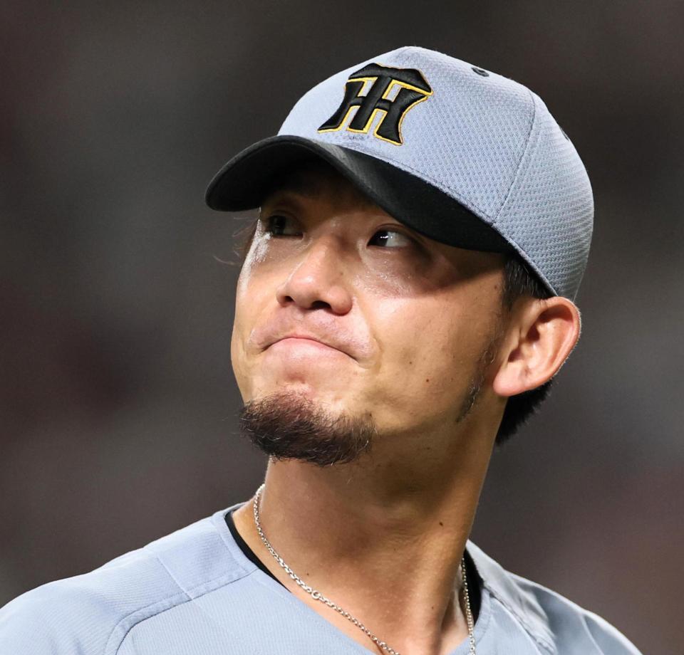 　５回、一挙４点を許した伊藤将は悔しさをにじませながらベンチへ戻る（撮影・田中太一）