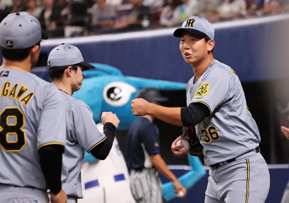 　７回を無失点に抑え、野手陣を迎える畠（撮影・田中太一）