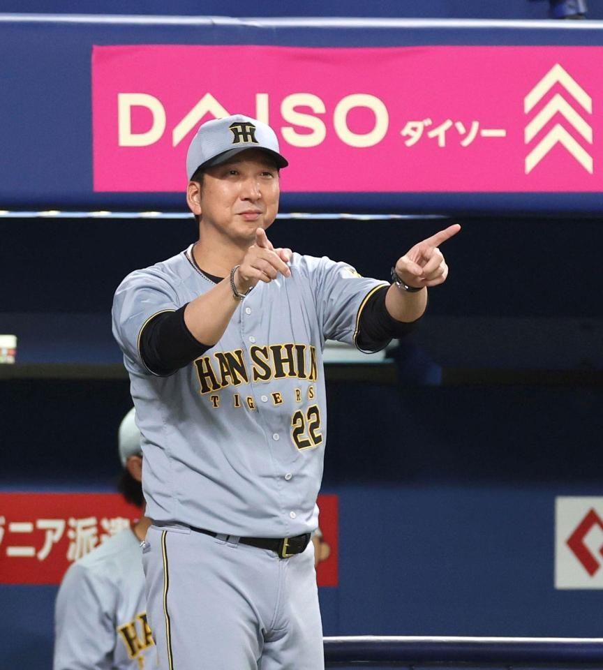 　８回、中川の一塁アウト判定に、リクエストする藤川監督（撮影・北村雅宏）