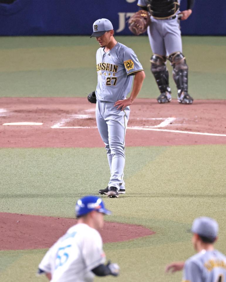 　５回、細川に勝ち越し３ランを浴びて肩を落とす伊藤将（撮影・立川洋一郎）