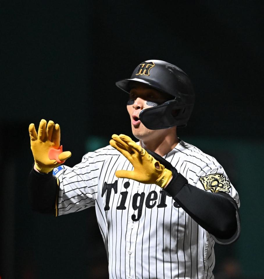 　７回、ソロを放ち生還する井上（撮影・西田忠信）