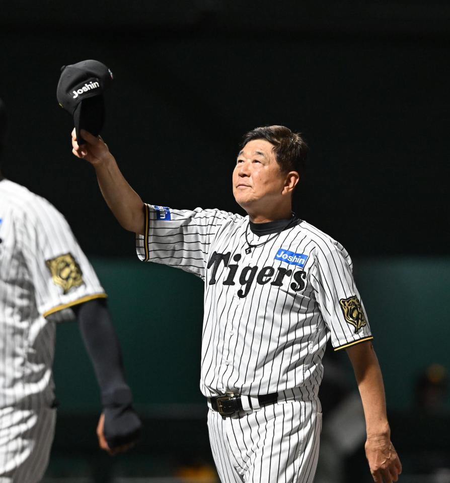 　勝利後、スタンドの声援に応える平田２軍監督（撮影・西田忠信）