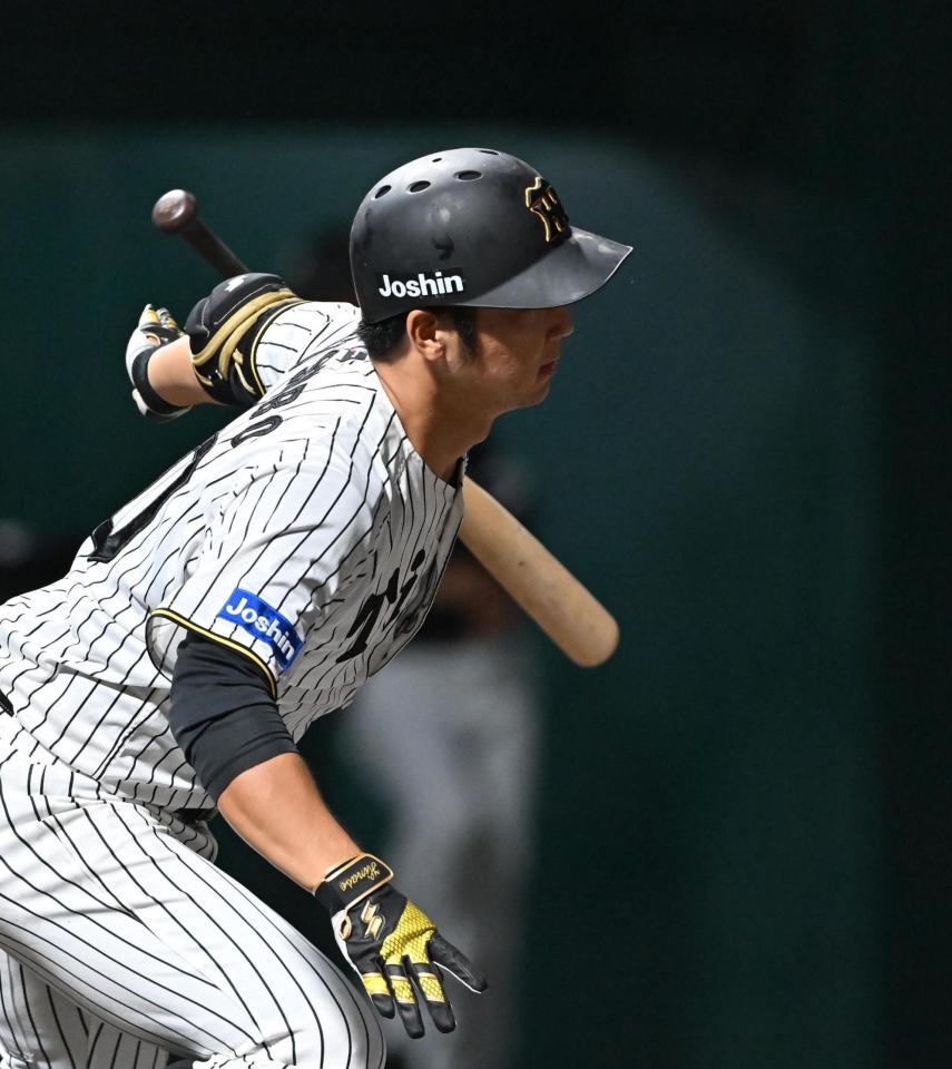 　７回、猛打賞となる中前打を放つ井坪（撮影・西田忠信）