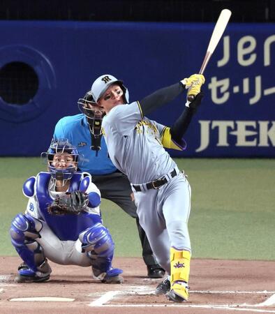 　６回、左翼スタンドへ２０号ソロを放つ森下（撮影・立川洋一郎）