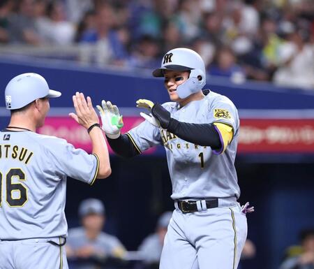 　６回、ソロを放ち、筒井コーチとタッチを交わす森下（右）＝撮影・北村雅宏