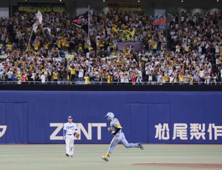 　６回、ソロを放ち、ダイヤモンドを回る森下（撮影・北村雅宏）