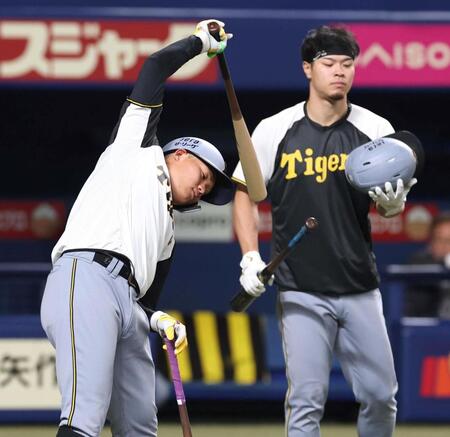 　バットで体をほぐす森下（左）＝撮影・北村雅宏