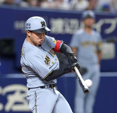 　３回、先制の２号ソロを放つ中川（撮影・北村雅宏）