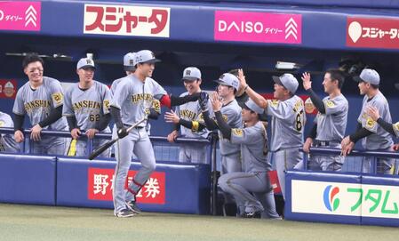 　３回、先制ソロを放ちナインの祝福に笑顔を見せる中川（撮影・立川洋一郎）