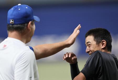 　井上監督から小突かれ、笑顔を見せる熊谷（撮影・田中太一）
