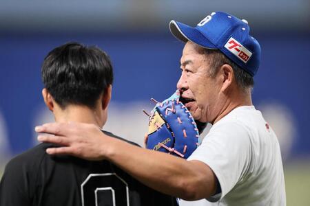 　木浪にささやく井上監督（撮影・田中太一）