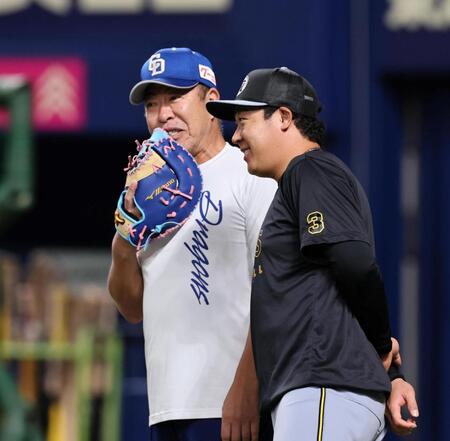 　井上監督と話をする大山（撮影・田中太一）