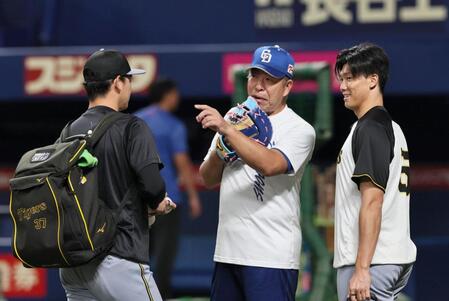 　井上監督と話をする湯浅（右）と及川（撮影・田中太一）