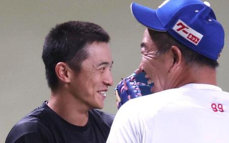 　練習中、井上監督（右）とヒソヒソ話しをする熊谷（撮影・北村雅宏）