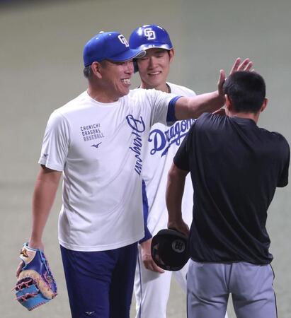 　練習中、熊谷の頭を小突く井上監督（左）＝撮影・北村雅宏