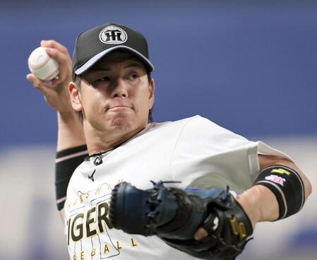 　スローイングの練習をする梅野（撮影・田中太一）