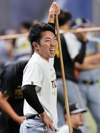 　笑顔を見せる石井（撮影・田中太一）