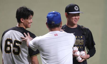 　井上監督に肩を押される湯浅（左）と及川（右）＝撮影・北村雅宏