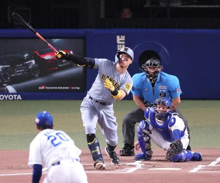 　１回、右翼スタンドへ先制２ランを放つ佐藤輝（撮影・立川洋一郎）