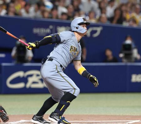 　１回、先制となる２ランを放つ佐藤輝（撮影・北村雅宏）
