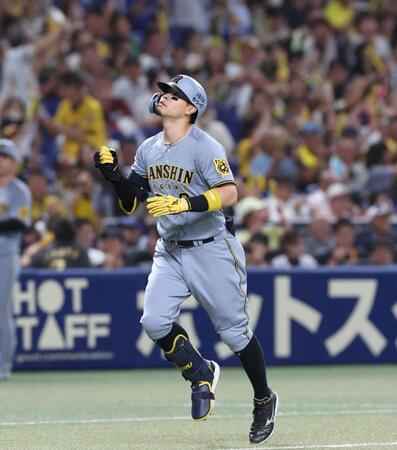 　１回、先制となる２ランを放ち、拳を握る佐藤輝（撮影・北村雅宏）