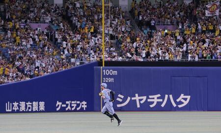 　１回、先制となる２ランを放ち、歓声の中、ダイヤモンドを回る佐藤輝（撮影・北村雅宏）