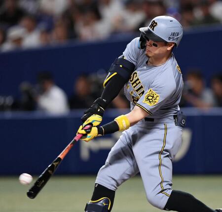 　１回、２ランを放つ佐藤輝（撮影・田中太一）