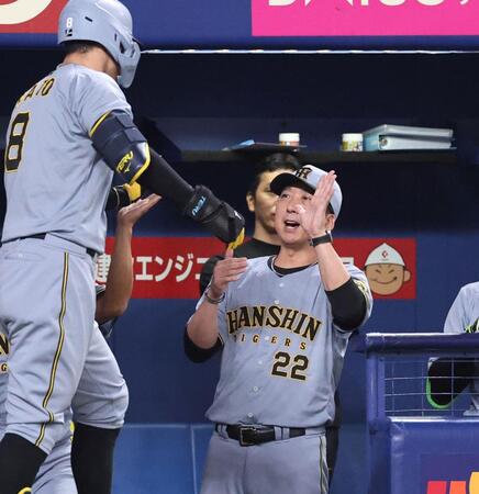 　１回、先制２ランを放った佐藤輝を迎える藤川監督（右）＝撮影・北村雅宏