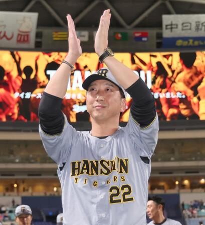 　手をたたきながら引き揚げる藤川監督（撮影・田中太一）