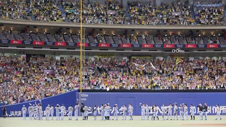 　バンテリンドームナゴヤでの最終戦を終え、ファンにあいさつする阪神ナイン（撮影・北村雅宏）