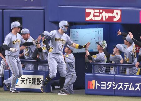 　１回、先制２ランを放ち、藤川監督（中央右）とタッチを交わす佐藤輝（撮影・立川洋一郎）