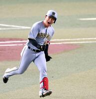 　雄たけびを上げてダイヤモンドを回る中川