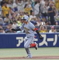 　３回、先制ソロを放ち、ほえる中川（撮影・北村雅宏）