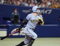 　６回、二塁打を放つ佐藤輝（撮影・北村雅宏）